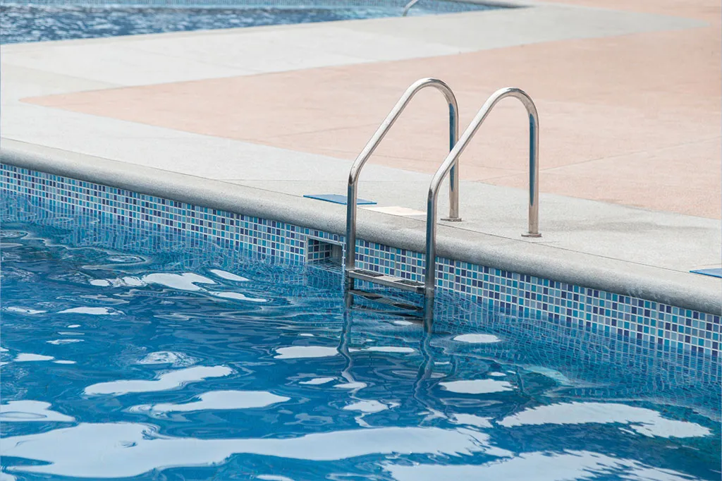 Schwimmbadleiter in klarem, aufbereitetem Poolwasser